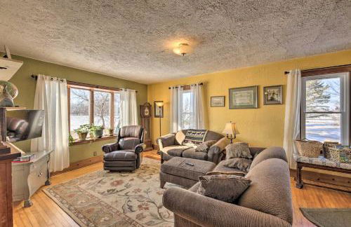 Quaint and Family-Friendly Watertown Farmhouse! - Foto 5