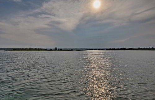 Cute East Hampton Cottage with Patio - Walk to Beach - Foto 25