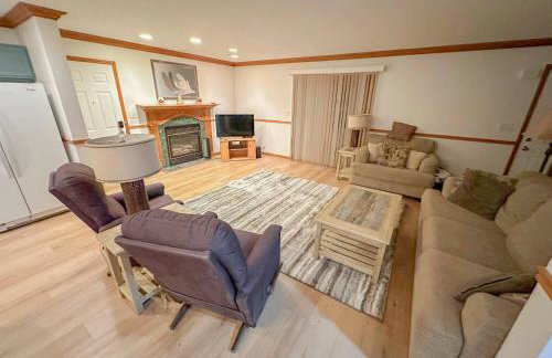 Spacious 4BR Lakefront Cottage - Perfect for Groups - Foto 9