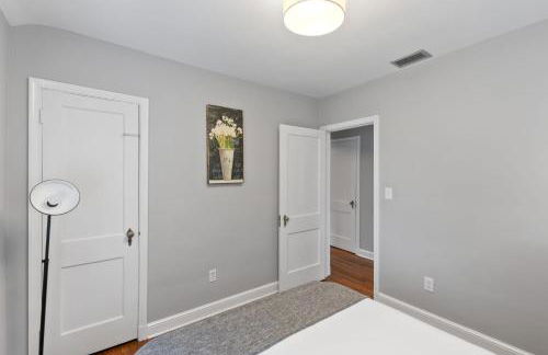 Stately 5BR Historic Retreat - CozySuites - Foto 16