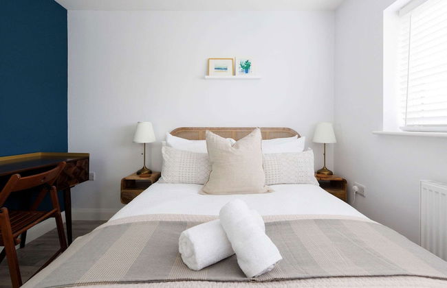 Chic 4-bed Coastal Retreat in Heart of Bosham - Photo 23