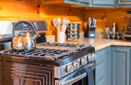 Log Cabin with Hot Tub, Game Room-10 min to NRG - Foto 13