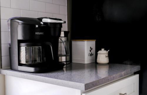 Chicago Chic, Cozy 1BR with Stylish Workspace - Photo 17