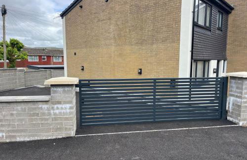 Uber Stylish 3 bedroom home off Road parking near town centre and Bike Park Wales - Photo 25