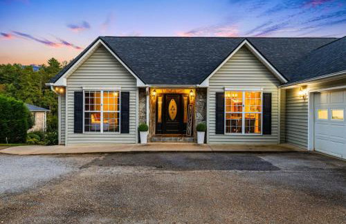 LKJ - Lakefront Home, Hot tub, Fire Pit, Games and Movie Room! - Foto 72