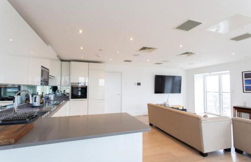 2 Bed 2 Bath Penthouse With Amazing Views with Free Parking - Foto 14