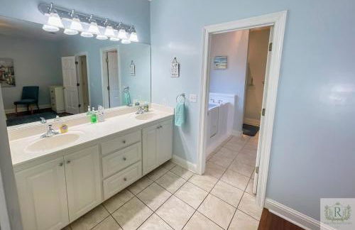 Spacious King Suite Home With Serene Patio - Foto 13