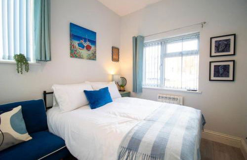The Little Blue House by Sheppey Stays -Cosy 2BR Blue House - Near Docks with Parking - Foto 6