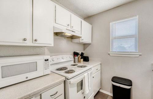 Polished King Getaway - Sleeps 4 - Pool, Prkg - Foto 9