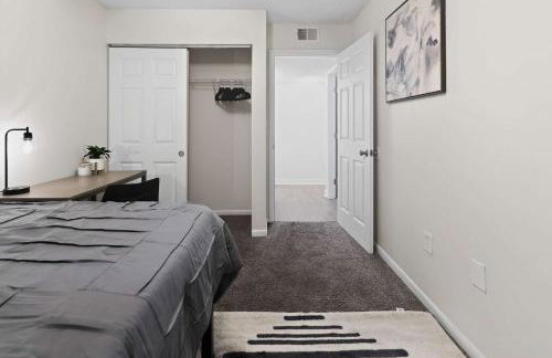 New Seasonal Comfort near USC and Riverwalk Trails - Foto 28