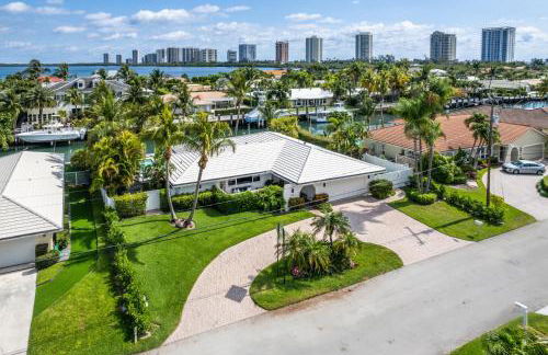 Seven Palms Waterfront- Private Dock, Heated Pool & Lanai -Walk to beach! by Maven Vacation Rentals - Foto 72