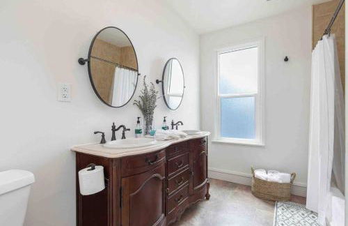 Spacious Retreat with guest house, game room, parking in N Tacoma - Foto 37