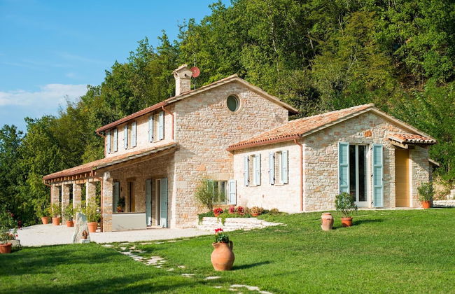 Chic Villa in Acqualagna with Hot Tub in Pool & Private Garden - Foto 1