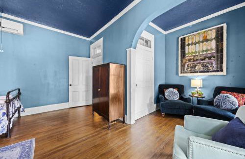 Elegant Manor w Private Yard & Modern Amenities - Foto 44