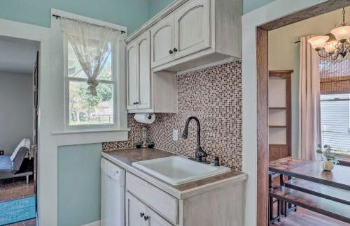 Lake Charles Cottage with Fireplace and Yard! - Foto 10