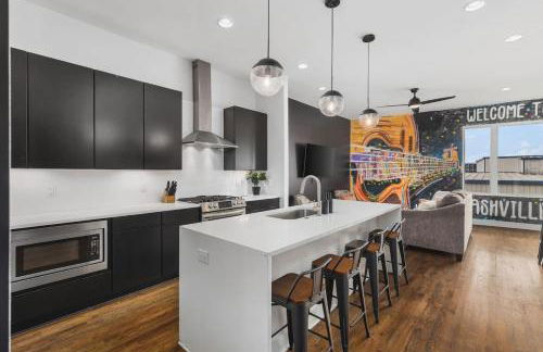 Home with Rooftop Deck & Garage, 2 miles to Downtown Broadway - Foto 1