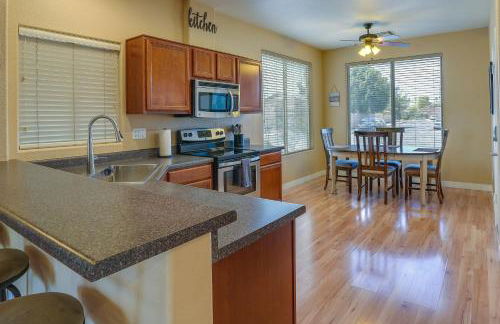 Fenced Backyard and Fire Pit Bright Peoria Home! - Foto 7