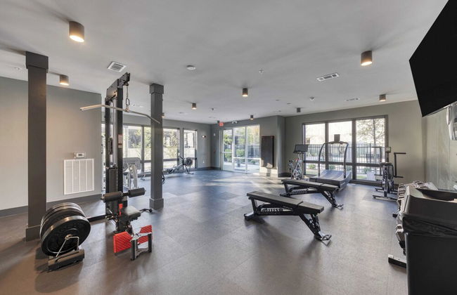 Sleeps 18 3 Modern Midtown Apartments w/ Gym + Pool Walkable to Shops & Eats - Foto 38