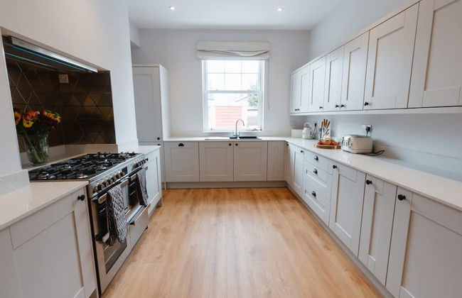 Willow Lodge With Hot Tub - Photo 4