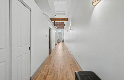 The Elevated Gallery - Historic Loft - Heart of Downtown - 98WalkScore - Foto 25