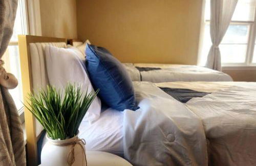 A Rare find - Bright, Warm, Charming Central Austin Home - Photo 2