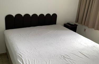 Apartamento Praia das Astúrias, 2 minutos de caminhada para praia, piscina, garagem demarcada, cama Queen - Foto 37