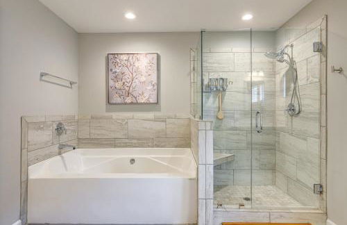 Patio with Fireplace Spacious Sharpsburg Home! - Foto 15