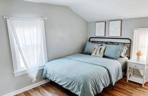 Large 4 Bedroom Home Close to Airport and IX Center - Foto 37