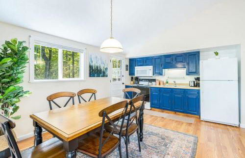 Spacious w Hot Tub, Fire Pit, Deck, Grill and WiFi - Foto 11