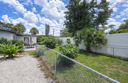 Spacious Upadated 2 King Beds Pets Welcome With Large Private and Fenced Yard Minutes to Beaches - Photo 34