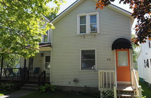 The Cute & Cozy - Lower Apt - Great Location! - Photo 12