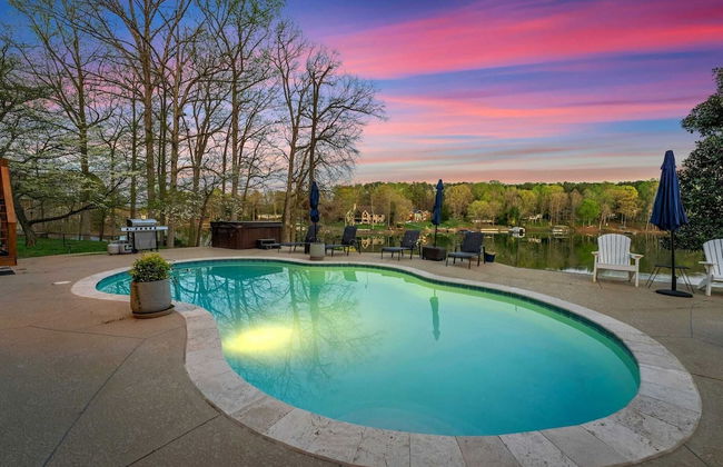 Sleeps 22, Lakefront w/ Private Dock & Pool, 2 Houses Lake Living by Avantstay - Foto 9