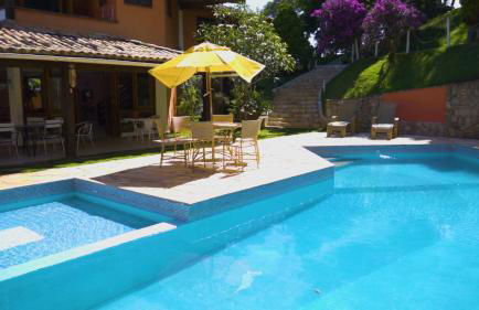 Belíssima Casa com extensa área externa - piscina, sauna, churrasqueira e campo de futebol - com 5 suítes e a 500 metros da Rua das Pedras - Foto 12