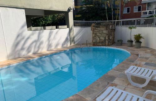 Apartamento Praia das Astúrias, 2 minutos de caminhada para praia, piscina, garagem demarcada, cama Queen - Foto 14