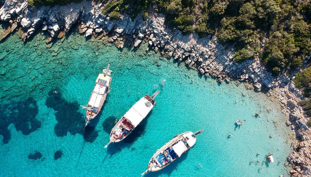 Barcos en la costa de Orak