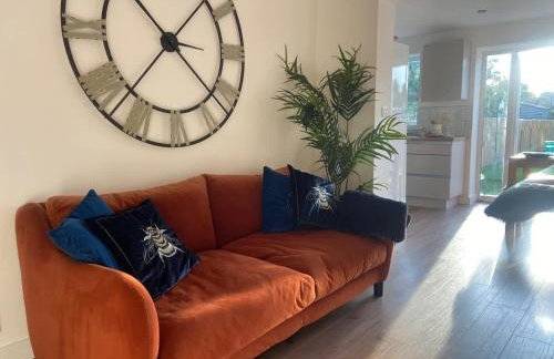 Isleworth House with Garden & private parking - Photo 8