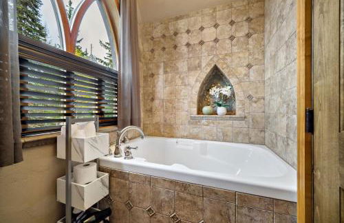 Ski-In Ski-Out Schweitzer Winter Chalet with Hot Tub - Foto 33