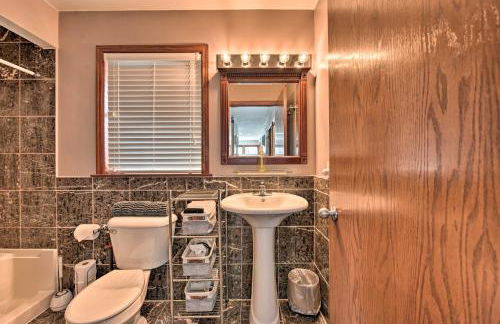 Pet-Friendly Retreat with Deck Steps to Marina! - Foto 13