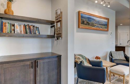 Scenic Modern Home with Private Patio & Fireplace - Foto 7