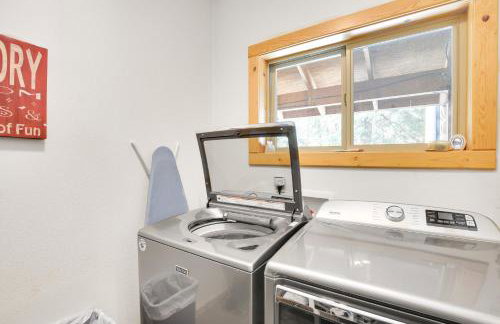 Peaceful Rhododendron Cabin with Fire Pit and Hot Tub! - Foto 21