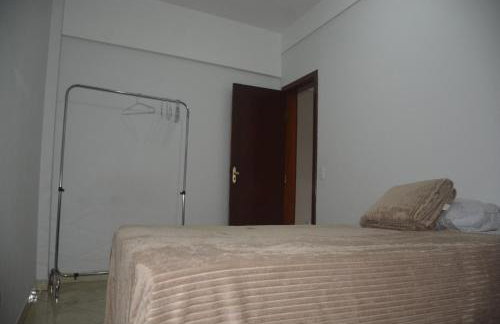 Dois quartos Cozinha completa Wi Fi Self check in com senha Central e perto de tudo a 4,4Km da Rodoviária e 15,4 km do Aeroporto Apartamento 301 - Foto 14