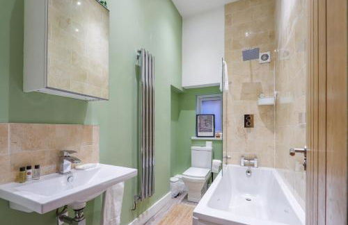 Leah Suite - Chique 2BR Apartment with Pool Table, Parking & WIFI - Foto 7