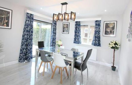 Deluxe 3 Bedroom 2 Bath House &Parking by CozyNest - Photo 1