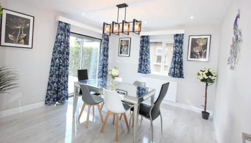 Deluxe 3 Bedroom 2 Bath House &Parking by CozyNest - Foto 1