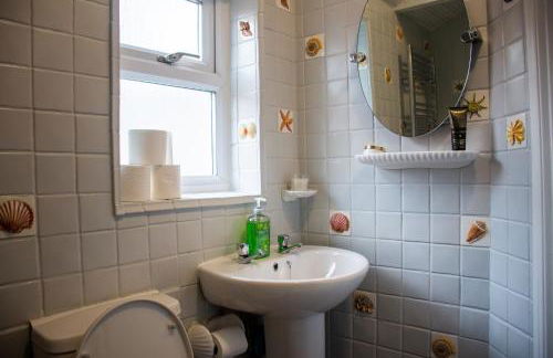 Royale Green View House- free parking, Wifi, Perfect for Contractors and Holiday - Photo 13