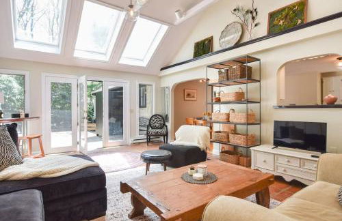 Bright & Open Central A C Dog Friendly - Photo 1