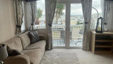 Beautiful caravan at Kent coast with wrap around decking and free WiFi sleeps 6 - Foto 2
