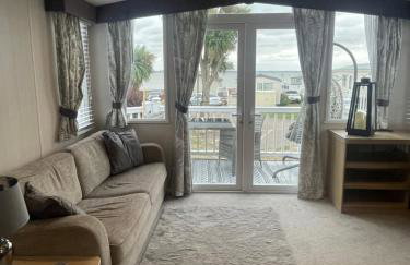 Beautiful caravan at Kent coast with wrap around decking and free WiFi sleeps 6 - Foto 2