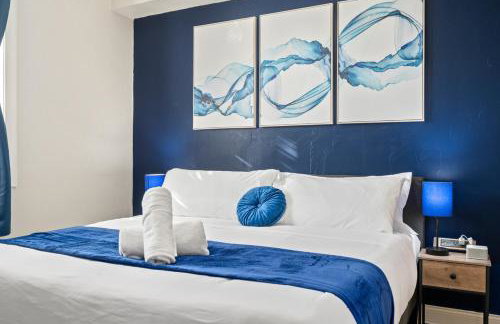 Upscale King Bed Suite with Full Workspace and Free Parking - Foto 24