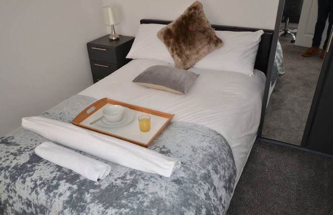 Large 5 Bed House / Wolverhampton + Parking - Foto 1